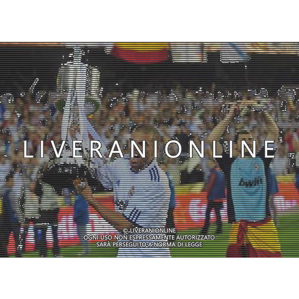 (110421) -- VALENCIA, April 21, 2011 () -- Real Madrid\'s Pepe(L) celebrates with the trophy after winning the King\'s Cup final soccer match against Barcelona at Mestalla stadium in Valencia, Spain, April 20, 2011. Real Madrid claimed the champion by defeating Barcelona 1-0. (/Chen Haitong) (xm) ©photoshot/Agenzia Aldo Liverani Sas - ITALY ONLY - Real Madrid - Barcellona finale della Coppa del Re allo stadio Mestalla di Valencia, in Spagna, 20 aprile 2011. Real Madrid, ha vinto sconfiggendo Barcellona 1-0.
