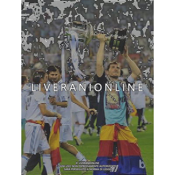 (110421) -- VALENCIA, April 21, 2011 () -- Real Madrid\'s captain Iker Casillas(R) celebrates with the trophy after winning the King\'s Cup final soccer match against Barcelona at Mestalla stadium in Valencia, Spain, April 20, 2011. Real Madrid claimed the champion by defeating Barcelona 1-0. (/Chen Haitong) (xm) ©photoshot/Agenzia Aldo Liverani Sas - ITALY ONLY - Real Madrid - Barcellona finale della Coppa del Re allo stadio Mestalla di Valencia, in Spagna, 20 aprile 2011. Real Madrid, ha vinto sconfiggendo Barcellona 1-0.