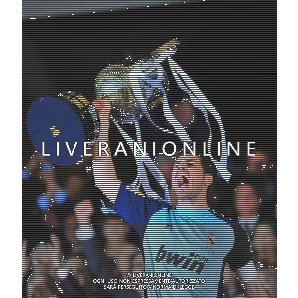 (110421) -- VALENCIA, April 21, 2011 () -- Real Madrid\'s captain Iker Casillas jubilates with the trophy after winning the King\'s Cup final soccer match against Barcelona at Mestalla stadium in Valencia, Spain, April 20, 2011. Real Madrid claimed the champion by defeating Barcelona 1-0. (/Chen Haitong) (xm) ©photoshot/Agenzia Aldo Liverani Sas - ITALY ONLY - Real Madrid - Barcellona finale della Coppa del Re allo stadio Mestalla di Valencia, in Spagna, 20 aprile 2011. Real Madrid, ha vinto sconfiggendo Barcellona 1-0.