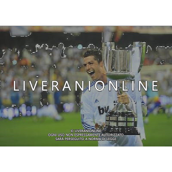(110421) -- VALENCIA, April 21, 2011 () -- Real Madrid\'s Cristiano Ronaldo jubilates with the trophy after winning the King\'s Cup final soccer match against Barcelona at Mestalla stadium in Valencia, Spain, April 20, 2011. Real Madrid claimed the champion by defeating Barcelona 1-0. (/Chen Haitong) (xm) ©photoshot/Agenzia Aldo Liverani Sas - ITALY ONLY - Real Madrid - Barcellona finale della Coppa del Re allo stadio Mestalla di Valencia, in Spagna, 20 aprile 2011. Real Madrid, ha vinto sconfiggendo Barcellona 1-0.