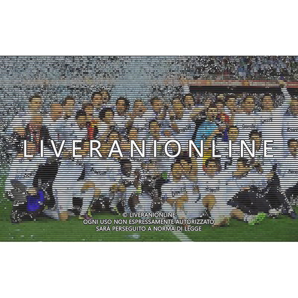 (110421) -- VALENCIA, April 21, 2011 () -- Real Madrid\'s members pose together with the trophy after winning the King\'s Cup final soccer match against Barcelona at Mestalla stadium in Valencia, Spain, April 20, 2011. Real Madrid claimed the champion by defeating Barcelona 1-0. (/Chen Haitong) (xm) ©photoshot/Agenzia Aldo Liverani Sas - ITALY ONLY - Real Madrid - Barcellona finale della Coppa del Re allo stadio Mestalla di Valencia, in Spagna, 20 aprile 2011. Real Madrid, ha vinto sconfiggendo Barcellona 1-0.