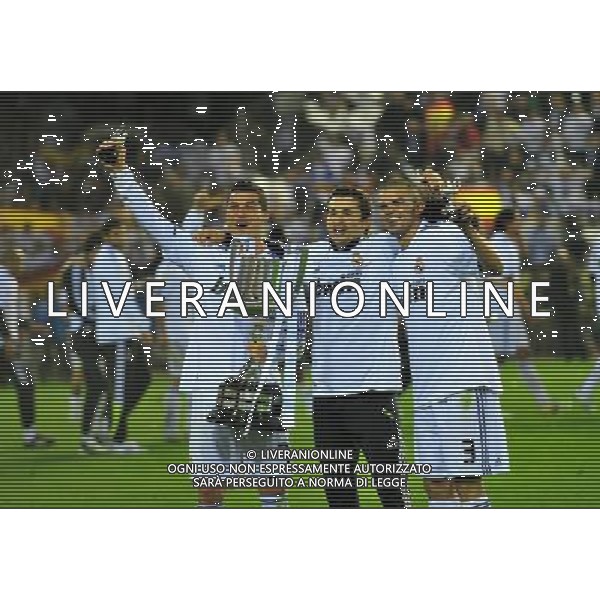 (110421) -- VALENCIA, April 21, 2011 () -- Real Madrid\'s Cristiano Ronaldo(1st L) and Pepe(R) pose together with the trophy after winning the King\'s Cup final soccer match against Barcelona at Mestalla stadium in Valencia, Spain, April 20, 2011. Real Madrid claimed the champion by defeating Barcelona 1-0. (/Chen Haitong) (xm) ©photoshot/Agenzia Aldo Liverani Sas - ITALY ONLY - Real Madrid - Barcellona finale della Coppa del Re allo stadio Mestalla di Valencia, in Spagna, 20 aprile 2011. Real Madrid, ha vinto sconfiggendo Barcellona 1-0.