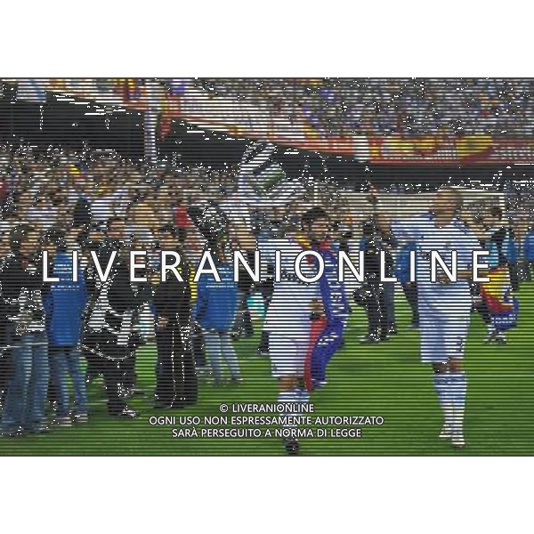 (110421) -- VALENCIA, April 21, 2011 () -- Real Madrid\'s Esteban Granero(C) celebrates with the trophy after winning the King\'s Cup final soccer match against Barcelona at Mestalla stadium in Valencia, Spain, April 20, 2011. Real Madrid claimed the champion by defeating Barcelona 1-0. (/Chen Haitong) (xm) ©photoshot/Agenzia Aldo Liverani Sas - ITALY ONLY - Real Madrid - Barcellona finale della Coppa del Re allo stadio Mestalla di Valencia, in Spagna, 20 aprile 2011. Real Madrid, ha vinto sconfiggendo Barcellona 1-0.