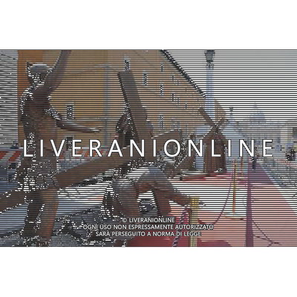 Roma - 21/04/2011 - Via della Conciliazione - Le stazioni della Via Crucis raffigurate da statue in bronzo - nella foto: å© Fabrizio Corradetti - Ag. Aldo Liverani sas