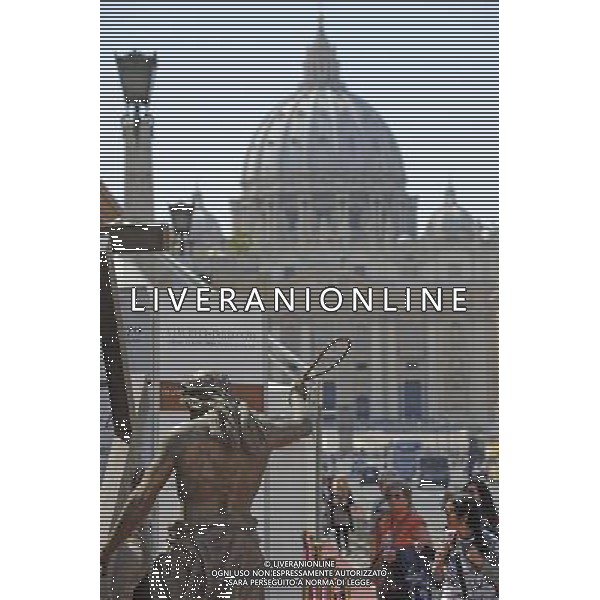 Roma - 21/04/2011 - Via della Conciliazione - Le stazioni della Via Crucis raffigurate da statue in bronzo - nella foto: å© Fabrizio Corradetti - Ag. Aldo Liverani sas