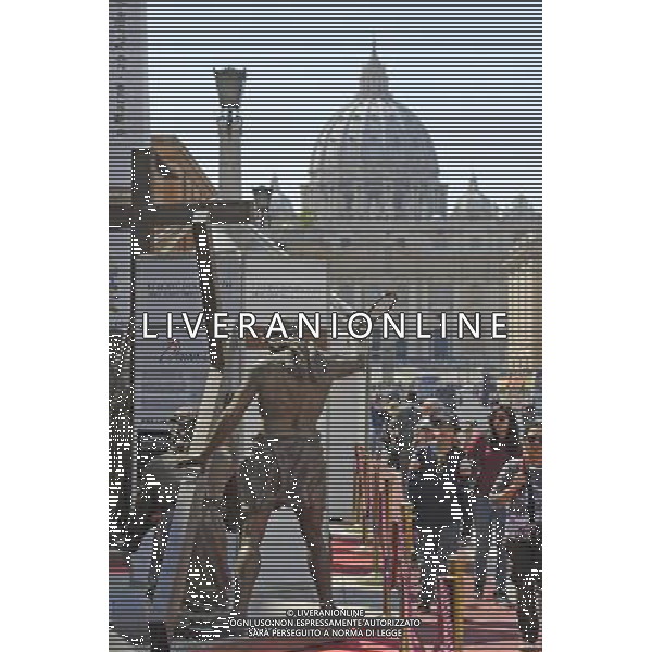 Roma - 21/04/2011 - Via della Conciliazione - Le stazioni della Via Crucis raffigurate da statue in bronzo - nella foto: å© Fabrizio Corradetti - Ag. Aldo Liverani sas