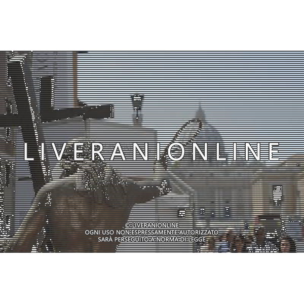 Roma - 21/04/2011 - Via della Conciliazione - Le stazioni della Via Crucis raffigurate da statue in bronzo - nella foto: å© Fabrizio Corradetti - Ag. Aldo Liverani sas