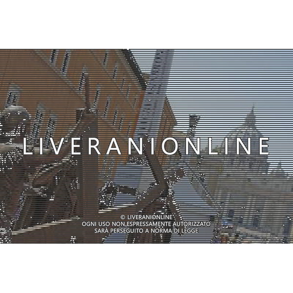 Roma - 21/04/2011 - Via della Conciliazione - Le stazioni della Via Crucis raffigurate da statue in bronzo - nella foto: å© Fabrizio Corradetti - Ag. Aldo Liverani sas