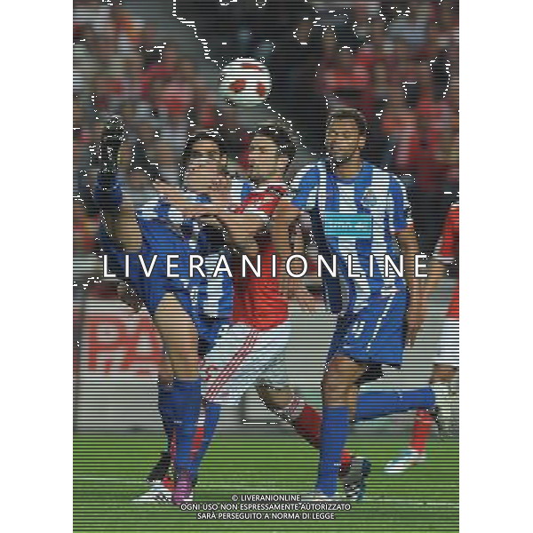 20110420: LISBON, PORTUGAL - SL Benfica vs FC Porto: Portuguese Cup 2010/2011, Semi-Finals, 2nd Leg. In picture: Cesar Peixoto (Benfica, C), Otamendi (Porto, L) and Rolando (Porto, R). PHOTO: Alvaro Isidoro/CITYFILES PUCHAR PORTUGALII LIGA PORTUGALSKA SEZON 2010/2011 PILKA NOZNA POLFINAL BENFICA LIZBONA vs FC PORTO FOT. CITYFILES/NEWSPIX.PL PORTUGAL,BRAZIL,SPAIN,GERMANY,FRANCE,UK OUT !!! --- Newspix.pl AG ALDO LIVERANI ONLY ITALY *** Local Caption *** www.newspix.pl mail us: info@newspix.pl call us: 0048 022 23 22 222 --- Polish Picture Agency by Ringier Axel Springer Poland