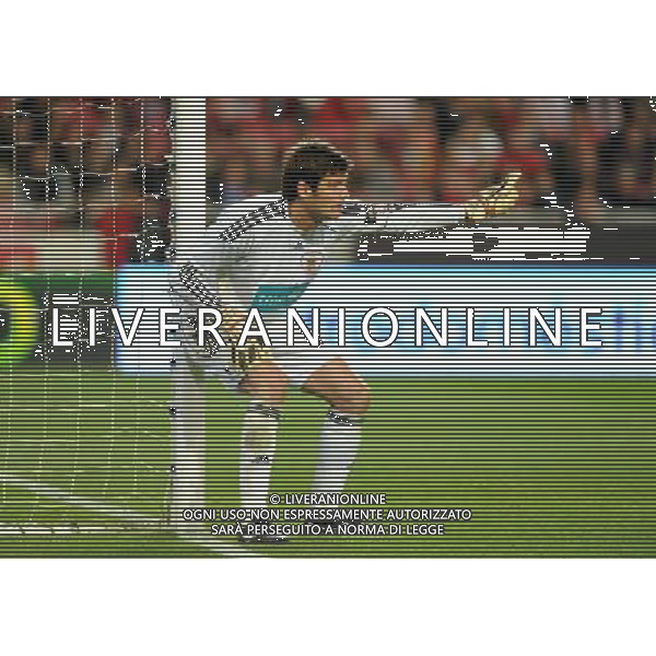20110420: LISBON, PORTUGAL - SL Benfica vs FC Porto: Portuguese Cup 2010/2011, Semi-Finals, 2nd Leg. In picture: Julio Cesar Jacobi (Benfica goalkeeper). PHOTO: Alexandre Pona/CITYFILES PUCHAR PORTUGALII LIGA PORTUGALSKA SEZON 2010/2011 PILKA NOZNA POLFINAL BENFICA LIZBONA vs FC PORTO FOT. CITYFILES/NEWSPIX.PL PORTUGAL,BRAZIL,SPAIN,GERMANY,FRANCE,UK OUT !!! --- Newspix.pl AG ALDO LIVERANI ONLY ITALY *** Local Caption *** www.newspix.pl mail us: info@newspix.pl call us: 0048 022 23 22 222 --- Polish Picture Agency by Ringier Axel Springer Poland