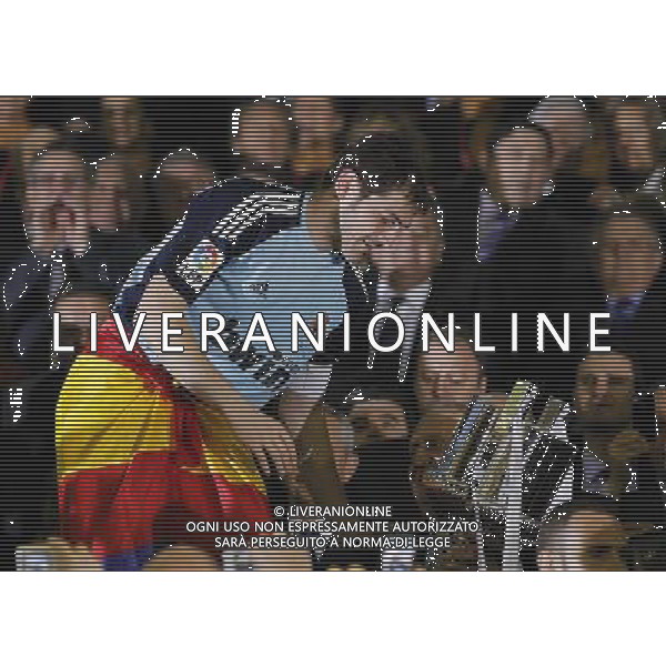 Real Madrid\'s Iker Casillas with the throphy of King\'s Cup 2001 Champion in presenco of Juan Carlos I de Borbon King of Spain.April 20,2011. (ALTERPHOTOS/Acero) ALDO LIVERANI S A S ONLY ITALY