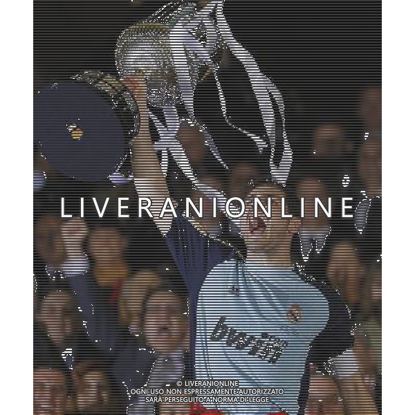 Real Madrid\'s Iker Casillas with the throphy of King\'s Cup 2001 Champion.April 20,2011. (ALTERPHOTOS/Acero) ALDO LIVERANI S A S ONLY ITALY