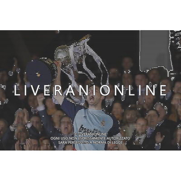 Real Madrid\'s Iker Casillas with the throphy of King\'s Cup 2001 Champion.April 20,2011. (ALTERPHOTOS/Acero) ALDO LIVERANI S A S ONLY ITALY