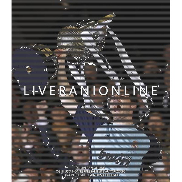 Real Madrid\'s Iker Casillas with the throphy of King\'s Cup 2001 Champion.April 20,2011. (ALTERPHOTOS/Acero) ALDO LIVERANI S A S ONLY ITALY