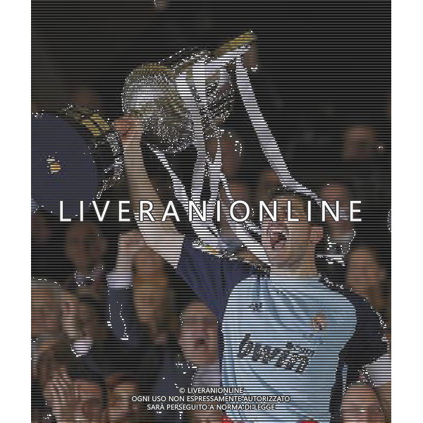 Real Madrid\'s Iker Casillas with the throphy of King\'s Cup 2001 Champion.April 20,2011. (ALTERPHOTOS/Acero) ALDO LIVERANI S A S ONLY ITALY