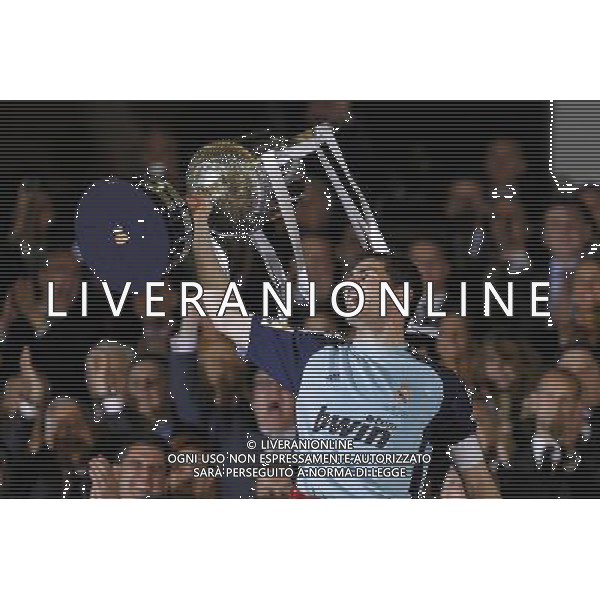 Real Madrid\'s Iker Casillas with the throphy of King\'s Cup 2001 Champion.April 20,2011. (ALTERPHOTOS/Acero) ALDO LIVERANI S A S ONLY ITALY