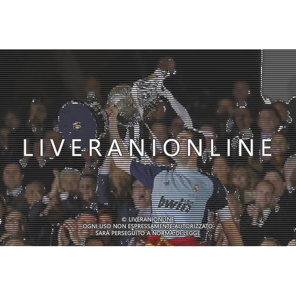 Real Madrid\'s Iker Casillas with the throphy of King\'s Cup 2001 Champion.April 20,2011. (ALTERPHOTOS/Acero) ALDO LIVERANI S A S ONLY ITALY