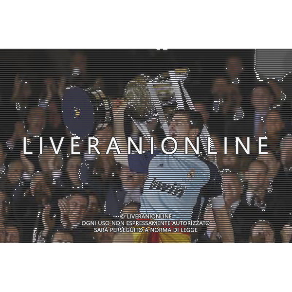 Real Madrid\'s Iker Casillas with the throphy of King\'s Cup 2001 Champion.April 20,2011. (ALTERPHOTOS/Acero) ALDO LIVERANI S A S ONLY ITALY