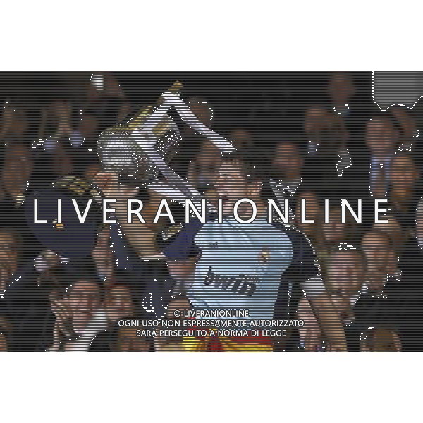 Real Madrid\'s Iker Casillas with the throphy of King\'s Cup 2001 Champion.April 20,2011. (ALTERPHOTOS/Acero) ALDO LIVERANI S A S ONLY ITALY