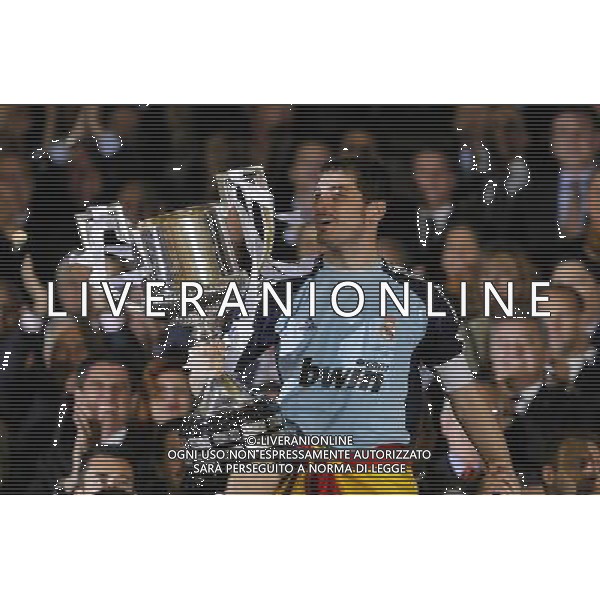 Real Madrid\'s Iker Casillas with the throphy of King\'s Cup 2001 Champion.April 20,2011. (ALTERPHOTOS/Acero) ALDO LIVERANI S A S ONLY ITALY