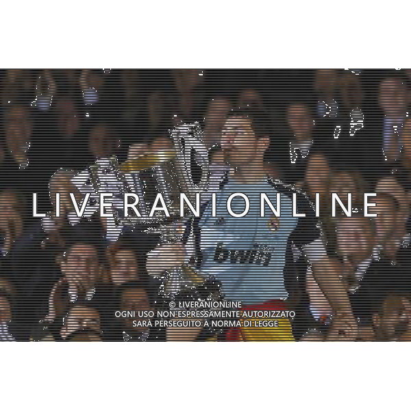 Real Madrid\'s Iker Casillas with the throphy of King\'s Cup 2001 Champion.April 20,2011. (ALTERPHOTOS/Acero) ALDO LIVERANI S A S ONLY ITALY