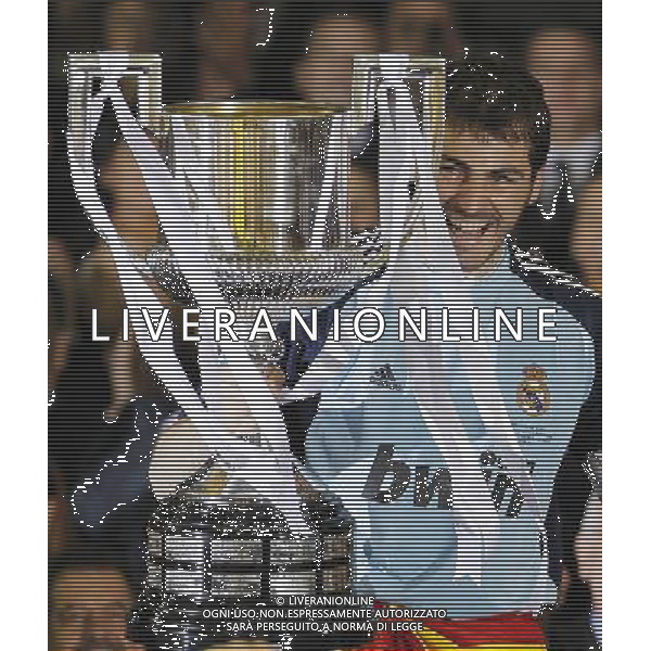 Real Madrid\'s Iker Casillas with the throphy of King\'s Cup 2001 Champion.April 20,2011. (ALTERPHOTOS/Acero) ALDO LIVERANI S A S ONLY ITALY