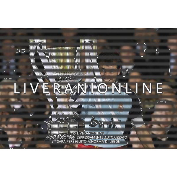 Real Madrid\'s Iker Casillas with the throphy of King\'s Cup 2001 Champion.April 20,2011. (ALTERPHOTOS/Acero) ALDO LIVERANI S A S ONLY ITALY