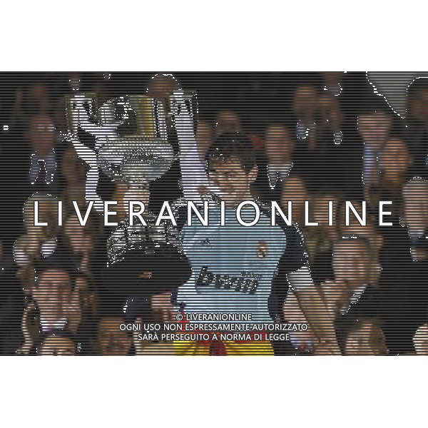 Real Madrid\'s Iker Casillas with the throphy of King\'s Cup 2001 Champion.April 20,2011. (ALTERPHOTOS/Acero) ALDO LIVERANI S A S ONLY ITALY