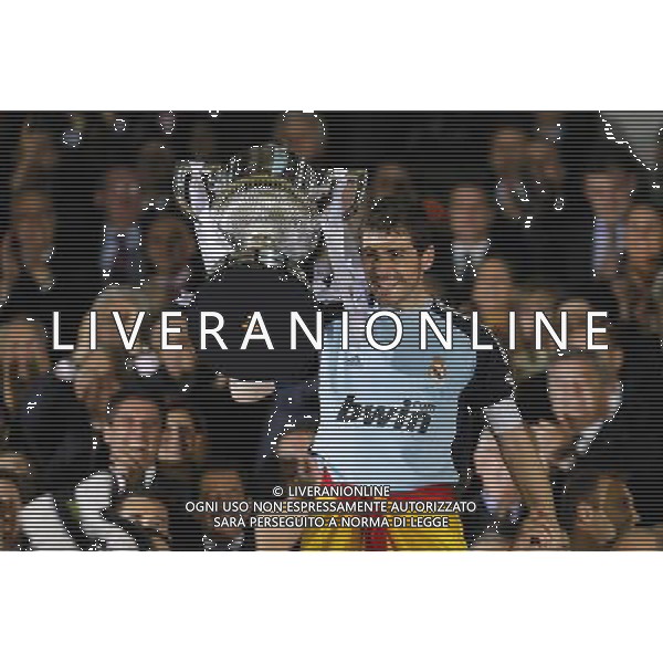 Real Madrid\'s Iker Casillas with the throphy of King\'s Cup 2001 Champion.April 20,2011. (ALTERPHOTOS/Acero) ALDO LIVERANI S A S ONLY ITALY