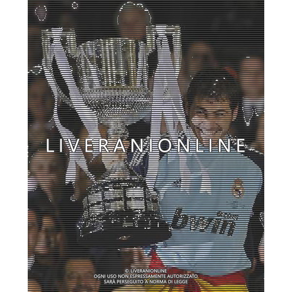 Real Madrid\'s Iker Casillas with the throphy of King\'s Cup 2001 Champion.April 20,2011. (ALTERPHOTOS/Acero) ALDO LIVERANI S A S ONLY ITALY