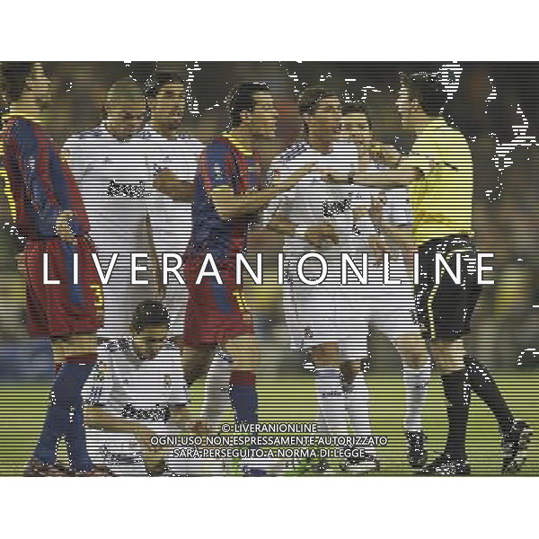 Real Madrid\'s players and FC Barcelona\'s players have words with the referee during la Spain King\'s Cup Final match in Valencia, Spain on April 20th 2011. Photo: Cesar Cebolla / ALFAQUI ALDO LIVERANI S A S ONLY ITALY