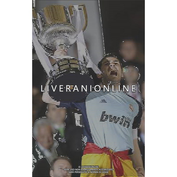 Real Madrid\'s Iker Casillas with trophee after Spain\'s King\'s Cup Final match in Valencia, Spain on April 20th 2011. Photo: Cesar Cebolla / ALFAQUI ALDO LIVERANI S A S ONLY ITALY