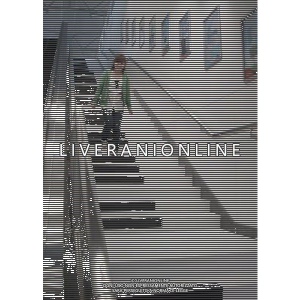 (110421) -- NANJING, April 21, 2011 () -- A girl walks on the piano stairs in Nanjing, capital of east China\'s Jiangsu Province, April 21, 2011. The piano stairs were newly built in metro station of Line 2. When people walk on them, they will send out sweet sound of piano. (/Ji Handong) (zym) Una ragazza cammina sulle scale pianoforte a Nanchino nella stazione della metropolitana della linea 2. Quando la gente cammina sui gradiniquesti manderanno un dolce suono di pianoforte. AG. ALDO LIVERANI SAS ITALY ONLY *** Local Caption *** .