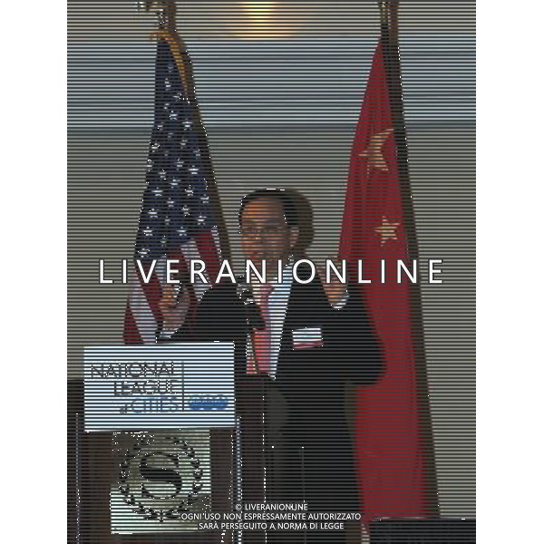 (110421)-- SEATTLE, April 21, 2011 () -- Dr. Zhi-Ying James Fang, partner and attorney at law of the Davis Wright Tremaine LLP, briefs some laws involving in investment in the U.S. cities during the fair of direct investment in American cities in Seattle, Washington State, of the United States, on April 20, 2011. U.S. governmental officials, lawyers and entrepreneurs attended the session here on Thursday. (/Wang Chengyun)(msq) Seattle, Convegno sugli investimenti nelle citta\' degli Stati Uniti AG. ALDO LIVERANI SAS ITALY ONLY *** Local Caption *** .