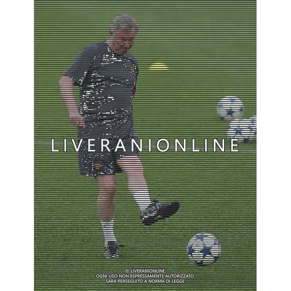 Allenamento e conferenza stampa 25.04.2011 Champions League, Saison 2010/2011 FC Schalke 04, PK Abschlusstraining Manchester United Manu, Trainer, Sir Alex Ferguson, ganze Figur copyright by firo sportphot/Agenzia Aldo Liverani Sas - ITALY ONLY - EDITORIAL USE ONLY