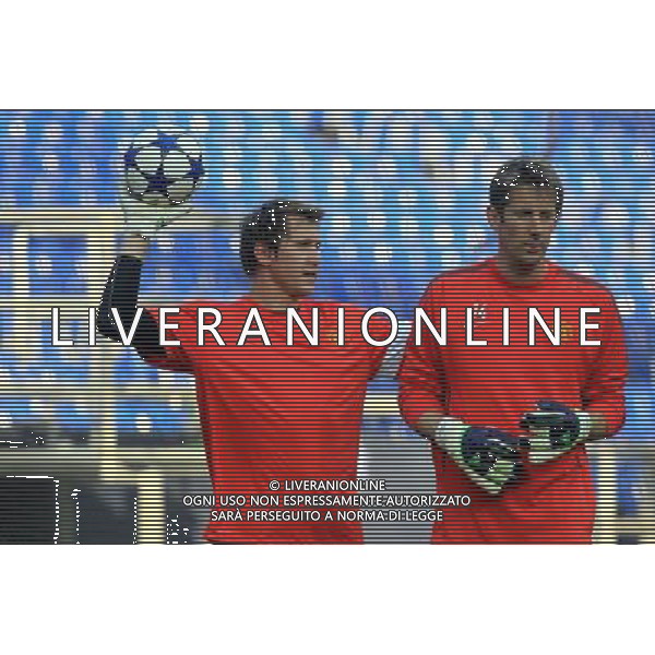 TOMASZ KUSZCZAK (L) EDVIN VAN DER SAR (P) MANCHESTER UNITED TRENING PILKA NOZNA, 1/2 FINALU LIGI MISTRZOW, CHAMPIONS LEAGUE SEMI-FINAL 25.04.2011, GELSENKIRCHEN - NIEMCY, GERMANY FOT. DARIUSZ HERMIERSZ / SPORT-FOTO.PL / NEWSPIX.PL LIGA MISTRZOW SEZON 2010/2011 TRAINING OF MANCHESTR UNITED BEFORE MATCH WHIT SCHALKE --- Newspix.pl /AG ALDO LIVERANI SAS ALLENAMENTO MANCHESTER UNITED CHAMPIONS LEAGUE - ITALY ONLY - *** Local Caption *** .