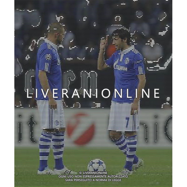 firo : Fu§ball,Fussball, 26.04.2011 CL, Champions League, Halbfinale Hinspiel, Saison 2010/2011 FC Schalke 04 - Man U, Manchester United 0:2 RAUL, rechts und EDU, Schalke beim Ansto§, Gestik $worldrightsEs gelten unsere AGB, einsehbar auf www.firosportphoto.de copyright by firo sportphoto: Pfefferackerstr. 2aÊ 45894 G e l s e n k i r c h e n www.firosportphoto.de mail@firosportphoto.de (V o l k s b a n k B o c h u m - W i t t e n ) BLZ.: 430 601 29 Kt. Nr.: 341 117 100 Tel:Ê 0209 - 9304402 Fax:Ê 0209 - 9304443 AG ALDO LIVERANI ONLY ITALY