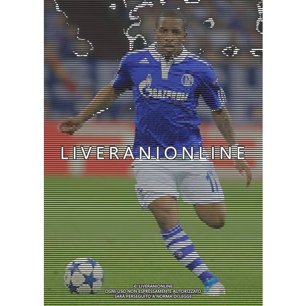 JEFFERSON FARFAN SCHALKE 04 GELSENKIRCHEN (NIEBIESKO-BIALE - BLUE-WHITE) - MANCHESTER UNITED (CZERWONO-CZARNE / RED-BLACK) PILKA NOZNA, FOOTBALL, 1/2 FINALU LIGI MISTRZOW, CHAMPIONS LEAGUE SEMI-FINAL 26.04.2011, GELSENKIRCHEN - NIEMCY, GERMANY FOT. DARIUSZ HERMIERSZ / SPORT-FOTO.PL / NEWSPIX.PL --- Newspix.pl ag aldo liverani s a s only italy *** Local Caption *** www.newspix.pl mail us: info@newspix.pl call us: 0048 022 23 22 222 --- Polish Picture Agency by Ringier Axel Springer Poland
