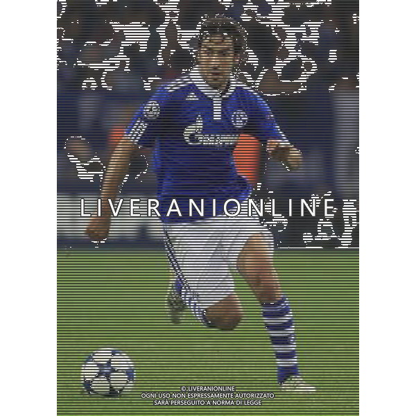 RAUL GONZALEZ SCHALKE 04 GELSENKIRCHEN (NIEBIESKO-BIALE - BLUE-WHITE) - MANCHESTER UNITED (CZERWONO-CZARNE / RED-BLACK) PILKA NOZNA, FOOTBALL, 1/2 FINALU LIGI MISTRZOW, CHAMPIONS LEAGUE SEMI-FINAL 26.04.2011, GELSENKIRCHEN - NIEMCY, GERMANY FOT. DARIUSZ HERMIERSZ / SPORT-FOTO.PL / NEWSPIX.PL --- Newspix.pl ag aldo liverani s a s only italy *** Local Caption *** www.newspix.pl mail us: info@newspix.pl call us: 0048 022 23 22 222 --- Polish Picture Agency by Ringier Axel Springer Poland