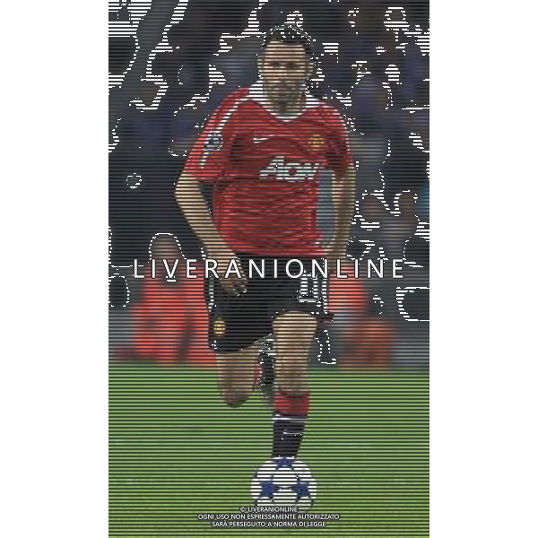 RYAN GIGGS SCHALKE 04 GELSENKIRCHEN (NIEBIESKO-BIALE - BLUE-WHITE) - MANCHESTER UNITED (CZERWONO-CZARNE / RED-BLACK) PILKA NOZNA, FOOTBALL, 1/2 FINALU LIGI MISTRZOW, CHAMPIONS LEAGUE SEMI-FINAL 26.04.2011, GELSENKIRCHEN - NIEMCY, GERMANY FOT. DARIUSZ HERMIERSZ / SPORT-FOTO.PL / NEWSPIX.PL --- Newspix.pl ag aldo liverani s a s only italy *** Local Caption *** www.newspix.pl mail us: info@newspix.pl call us: 0048 022 23 22 222 --- Polish Picture Agency by Ringier Axel Springer Poland