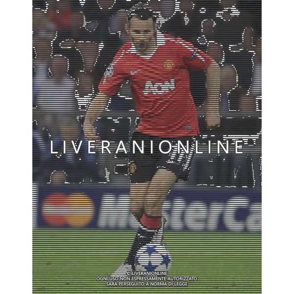 RYAN GIGGS SCHALKE 04 GELSENKIRCHEN (NIEBIESKO-BIALE - BLUE-WHITE) - MANCHESTER UNITED (CZERWONO-CZARNE / RED-BLACK) PILKA NOZNA, FOOTBALL, 1/2 FINALU LIGI MISTRZOW, CHAMPIONS LEAGUE SEMI-FINAL 26.04.2011, GELSENKIRCHEN - NIEMCY, GERMANY FOT. DARIUSZ HERMIERSZ / SPORT-FOTO.PL / NEWSPIX.PL --- Newspix.pl ag aldo liverani s a s only italy *** Local Caption *** www.newspix.pl mail us: info@newspix.pl call us: 0048 022 23 22 222 --- Polish Picture Agency by Ringier Axel Springer Poland