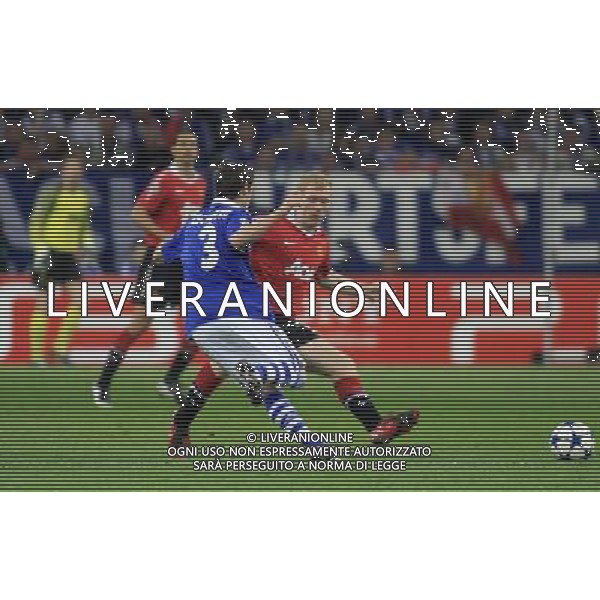 PAUL SCHOLES SCHALKE 04 GELSENKIRCHEN (NIEBIESKO-BIALE - BLUE-WHITE) - MANCHESTER UNITED (CZERWONO-CZARNE / RED-BLACK) PILKA NOZNA, FOOTBALL, 1/2 FINALU LIGI MISTRZOW, CHAMPIONS LEAGUE SEMI-FINAL 26.04.2011, GELSENKIRCHEN - NIEMCY, GERMANY FOT. DARIUSZ HERMIERSZ / SPORT-FOTO.PL / NEWSPIX.PL --- Newspix.pl ag aldo liverani s a s only italy *** Local Caption *** www.newspix.pl mail us: info@newspix.pl call us: 0048 022 23 22 222 --- Polish Picture Agency by Ringier Axel Springer Poland