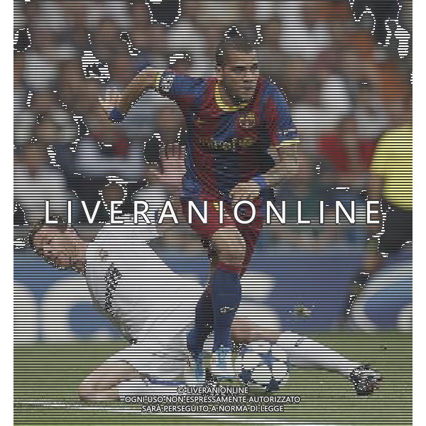 Real Madrid\'s Xabi Alonso and Barcelona\'s Daniel Alves during Champions League semifinal first match on April 27 2011. Photo: Cesar Cebolla / ALFAQUI AG ALDO LIVERANI S A S ONLY ITALY
