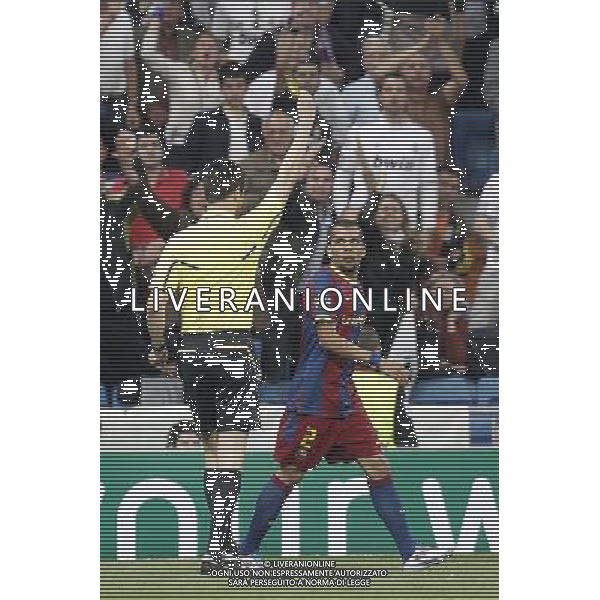 Barcelona\'s Daniel Alves yellow card during Champions League semifinal first match on April 27 2011. Photo: Cesar Cebolla / ALFAQUI AG ALDO LIVERANI S A S ONLY ITALY