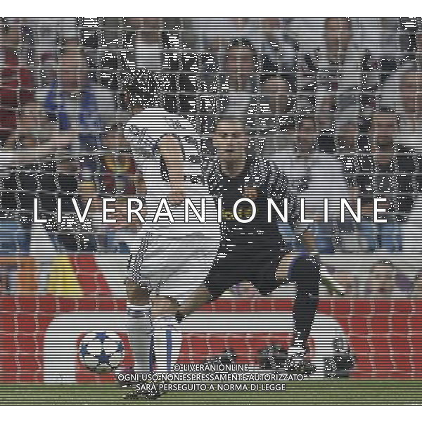 Real Madrid\'s Mesut Ozil and Barcelona\'s Victor Valdes during Champions League semifinal first match on April 27 2011. Photo: Cesar Cebolla / ALFAQUI AG ALDO LIVERANI S A S ONLY ITALY
