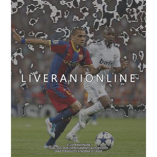 Real Madrid\'s Lass Diarra and Barcelona\'s Daniel Alves during Champions League semifinal first match on April 27 2011. Photo: Alex Cid-Fuentes / ALFAQUI AG ALDO LIVERANI ONLY ITALY