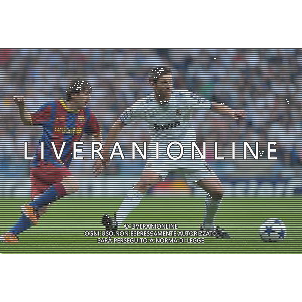 (110428) -- MADRID, April 28, 2011 () -- Barcelona\'s Messi (L) vies for the ball during the first leg match of Champions League semi-final against Real Madrid at Santiago Bernabeu Stadium in Madrid, Spain, April 27, 2011. Real Madrid lost 0-2. (/Chen Haitong) (bxf) AG ALDO LIVERANI ONLY ITALY