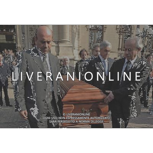 (110427) -- SANTIAGO, April 27, 2011 () -- Chilean President Sebastian Pinera (2nd R) carries the coffin of Chilean poet Gonzalo Rojas along with Rojas\' relatives at the end of a farewell ceremony held at the Fine Arts Museum in Santiago, capital of Chile, April 27, 2011. Gonzalo Rojas, one of the most significant Latin American contemporary poets, died on April 25 at the age of 93 after suffering a tow-month-long stroke. (/Jorge Villegas)(wjd) SANTIAGO , funerali e cerimonia di commiato per il poeta cileno Gonzalo Rojas , uno dei poeti latino-americani contemporanei piu rappresentativi AG. ALDO LIVERANI SAS ITALY ONLY *** Local Caption *** .