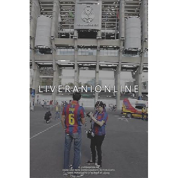 Real Madrid\'s and Barcelona\'s fans outside Santiago Bernabeu Stadium before Champions League match in Madrid. April 27, 2011. (ALTERPHOTOS/Alvaro Hernandez) AG ALDO LIVERANI ONLY ITALY