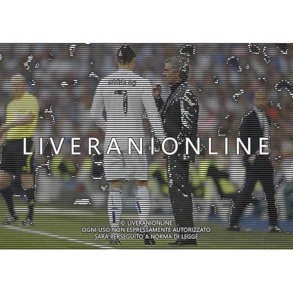 Real Madrid\'s coach Jose Mourinho talks to Cristiano Ronaldo during Champions League match in Madrid. April 27, 2011. (ALTERPHOTOS/Alvaro Hernandez) AG ALDO LIVERANI ONLY ITALY